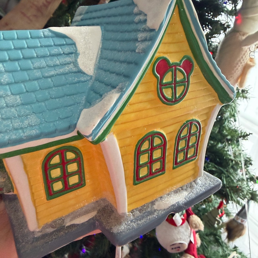 RETIRED Disney Dept 56 Mickey’s House Christmas Village w/ Box - Picture 4 of 7
